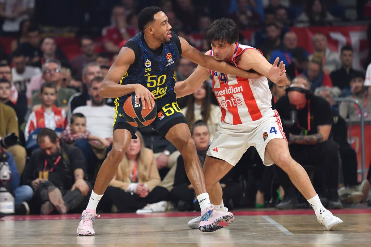 Bonzi Kolson u prodoru kraj Miloša Teodosića