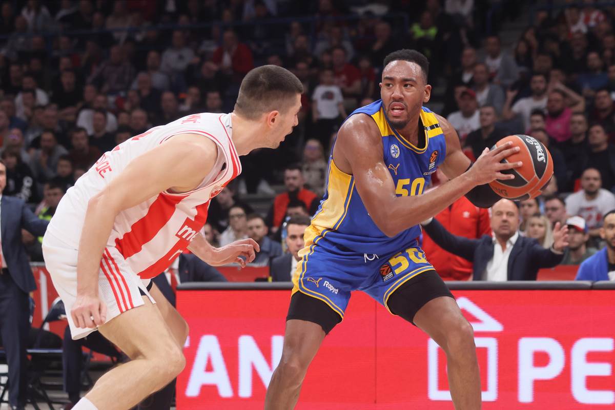 Bonzi Kolson u prodoru kraj Luke Mitrovića na Zvezda Makabi