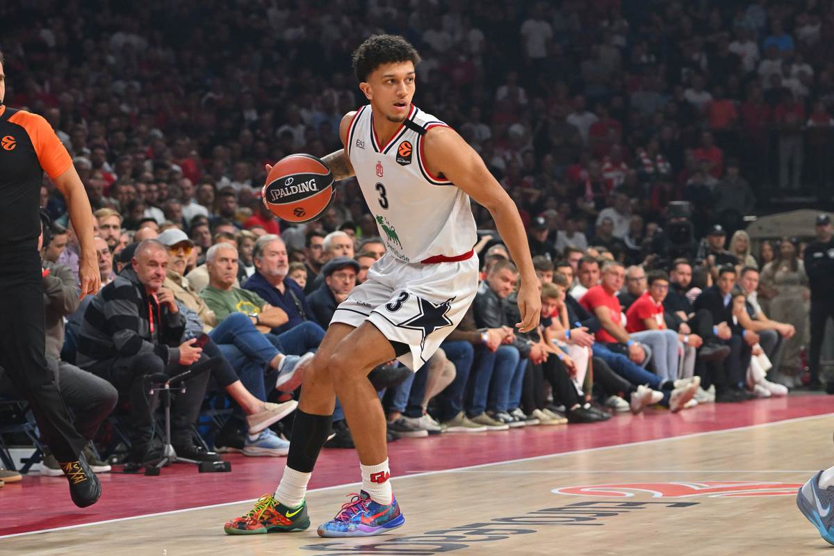 Kvin Elis u napadu na utakmici Zvezda Armani