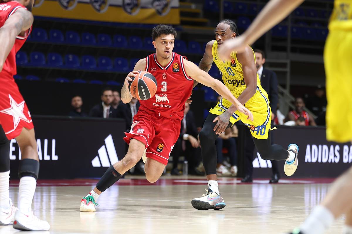 Kvin Elis u akciji na utakmici Makabi Armani u Beogradu