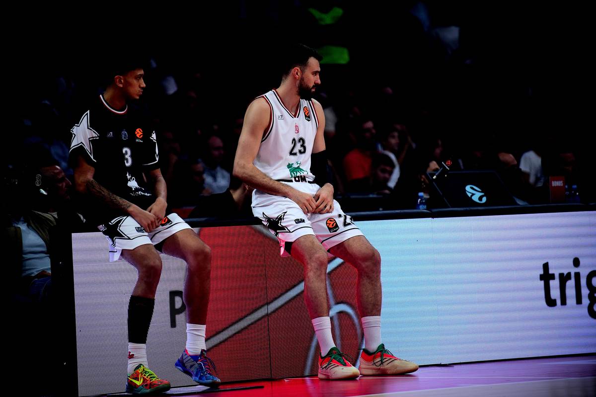 Kvin Elis i Marko Gudurić čekaju da uđu u igru na utakmici Zvezda Armani