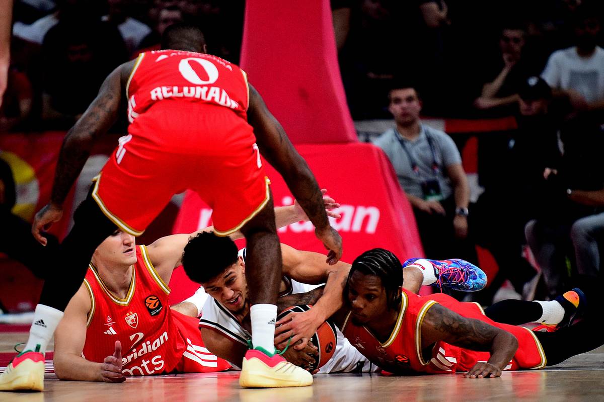 Kvin Elis u borbi za loptu sa igračima Crvene zvezde u Evroligi