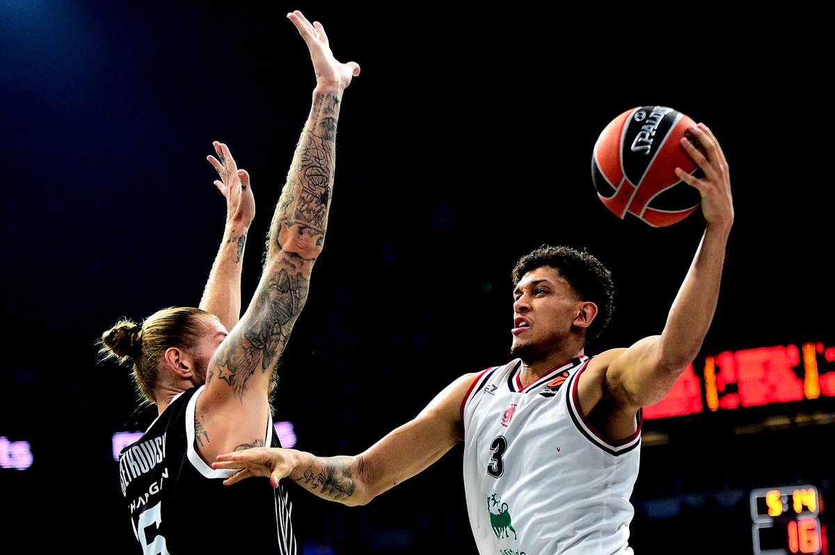 Kvin Elis polaže loptu kraj Dilana Osetkovskog na meču Partizan Armani