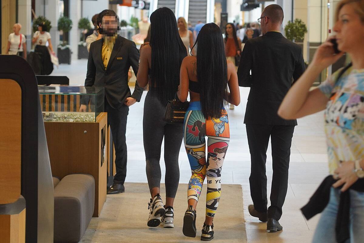 Aleksandra Subotić Maja Marinković u šopingu (1).jpg