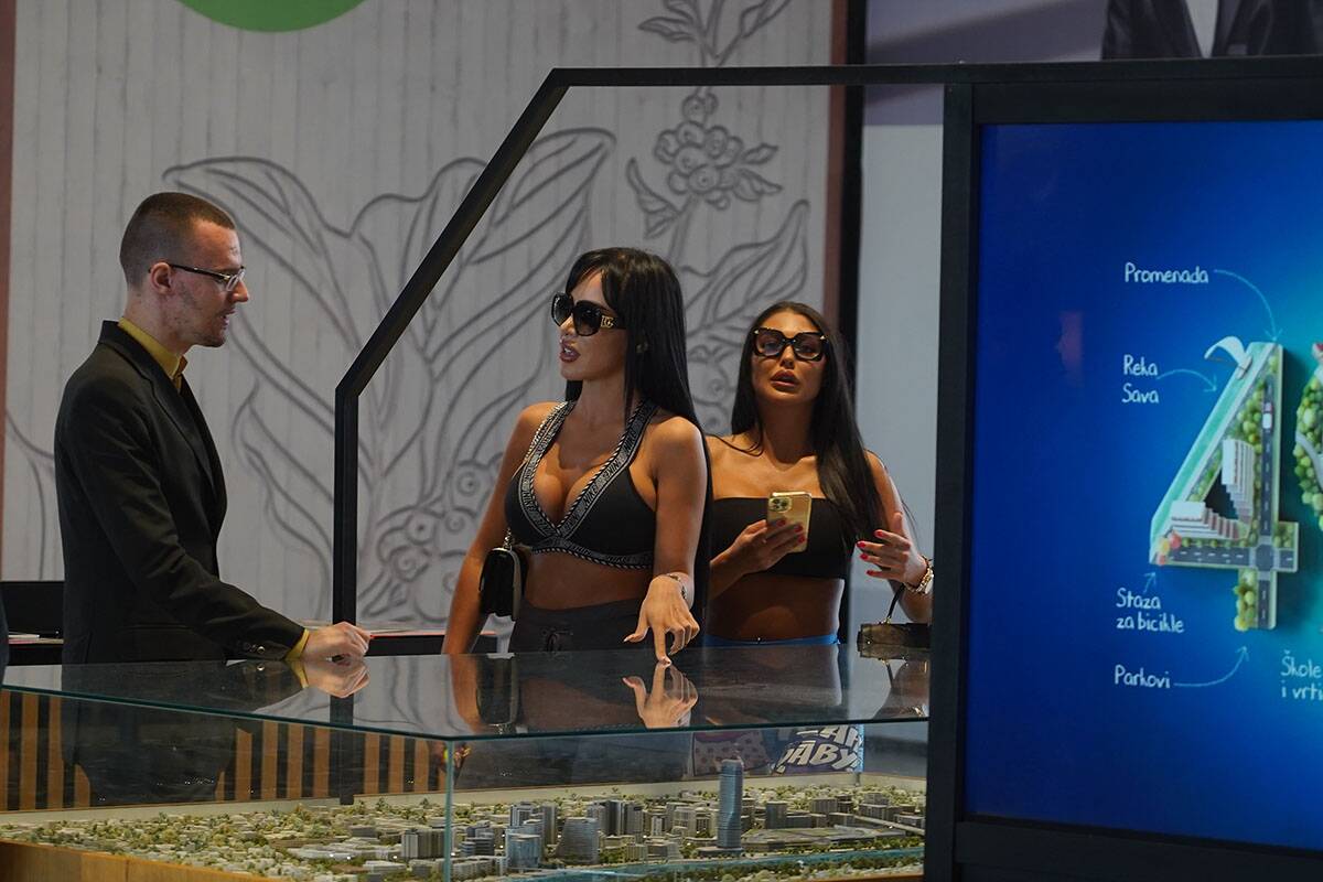 Aleksandra Subotić Maja Marinković u šopingu (5).jpg