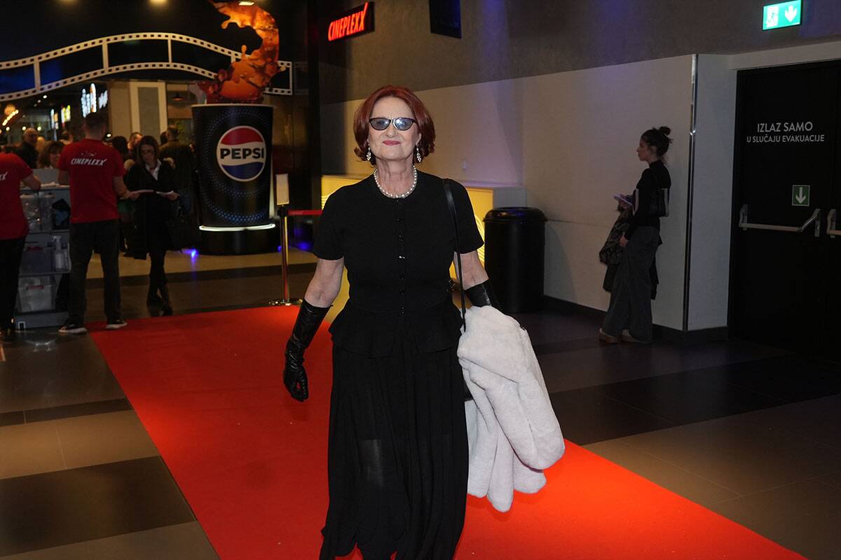 Zvaćeš se Varvara premijera, Danica Ristovski (3).jpg