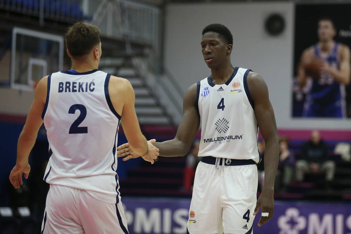 Abdraman Sibi se pozdravlja sa saigračem Brekićem