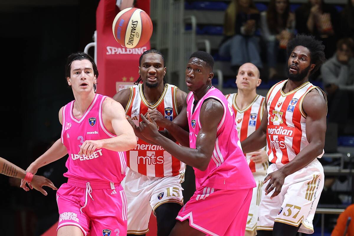 Abdraman Sibi u gužvi igrača na utakmici Mega Zvezda