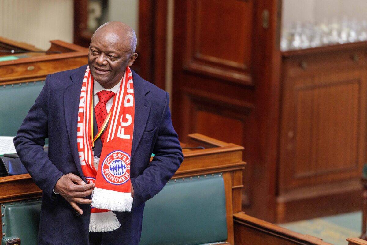 Pjer Kompani otac Vensana Kompanija trenera Bajern Minhena u parlamentu Belgije