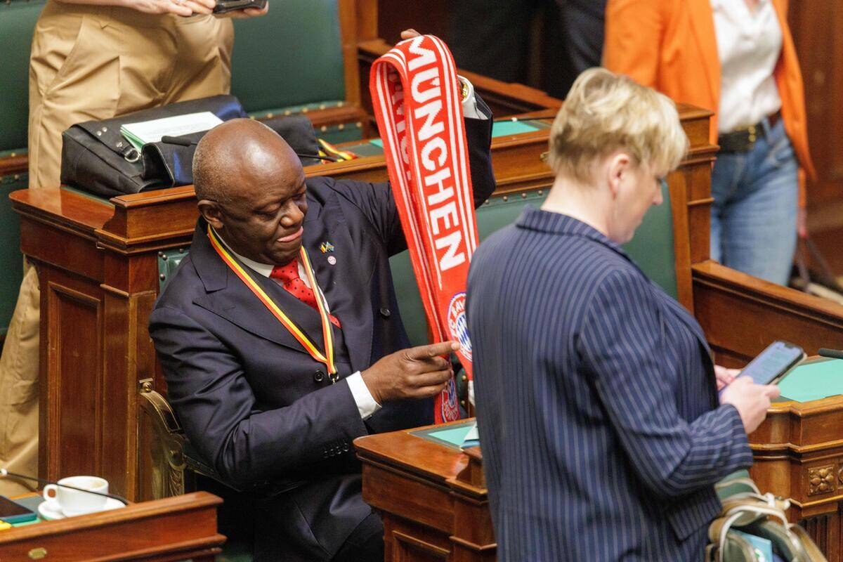 Pjer Kompani otac Vensana Kompanija trenera Bajern Minhena u parlamentu Belgije