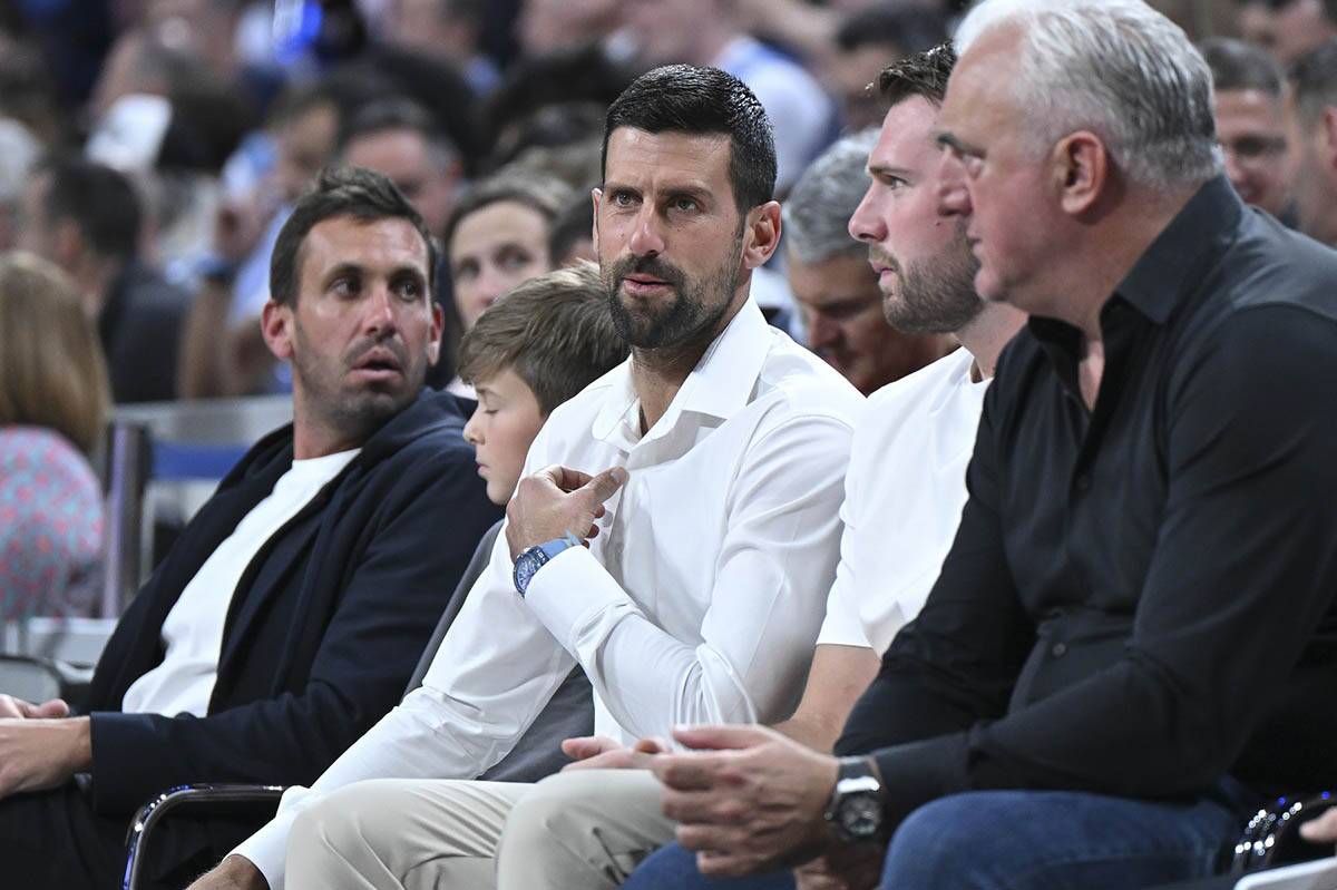 Novak Đoković i Luka Dončić gledaju Real - Zvezda (4).jpg