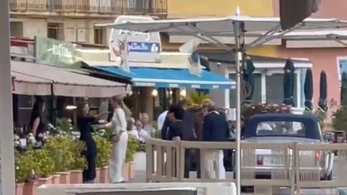 Melina se grli sa ocem na svečanoj večeri