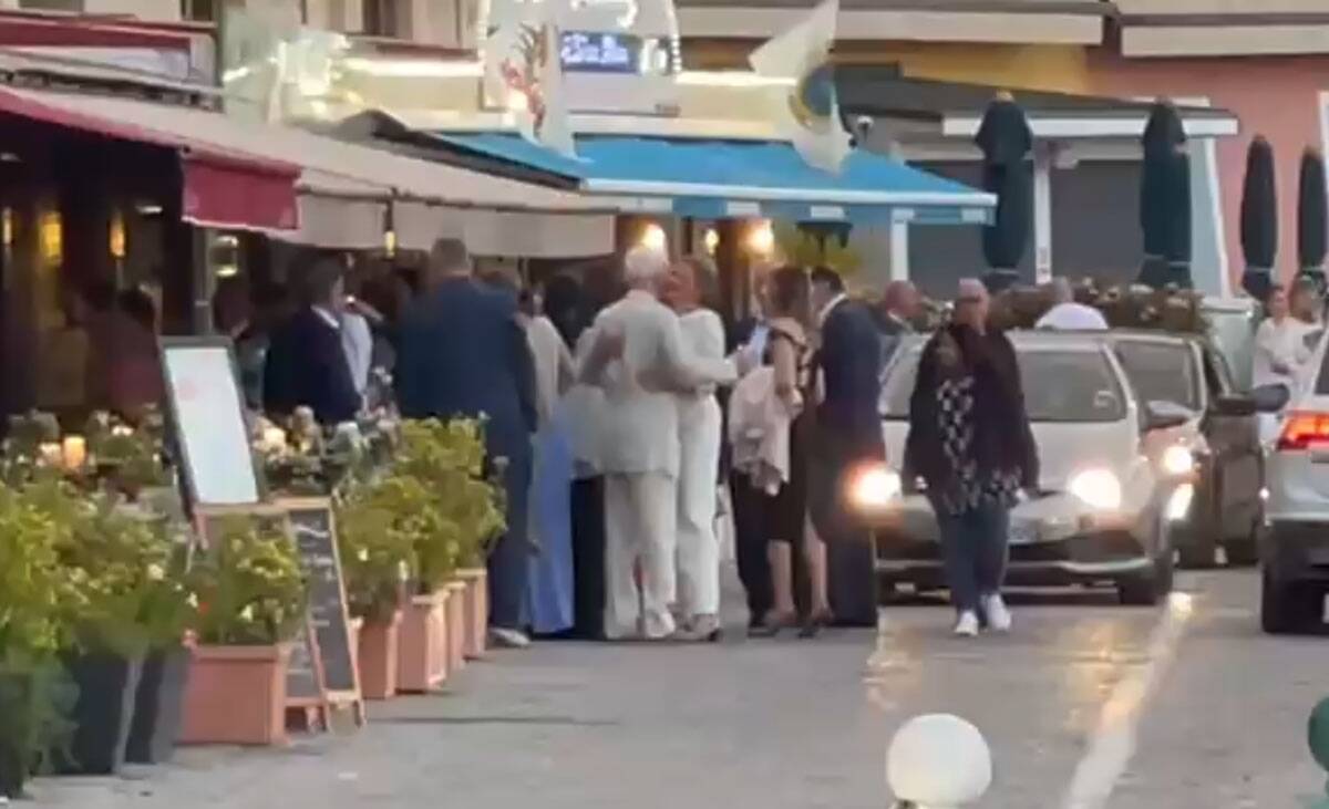 Melina se grli sa ocem na svečanoj večeri