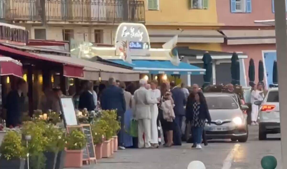 Melina se grli sa ocem na svečanoj večeri