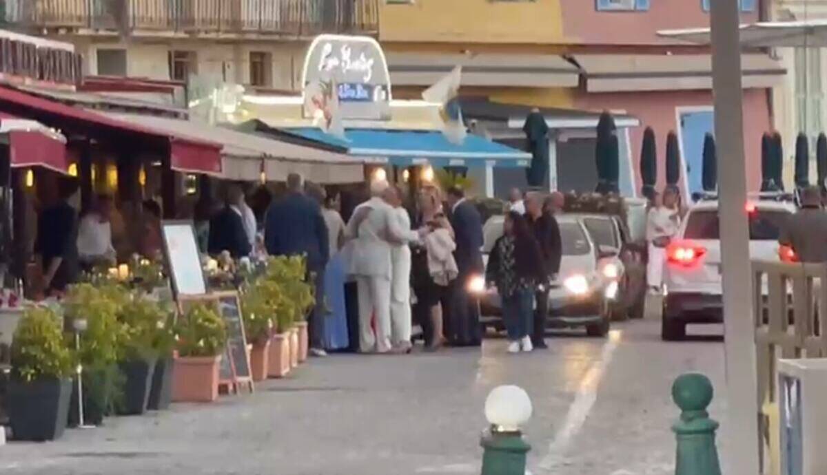 Melina se grli sa ocem na svečanoj večeri