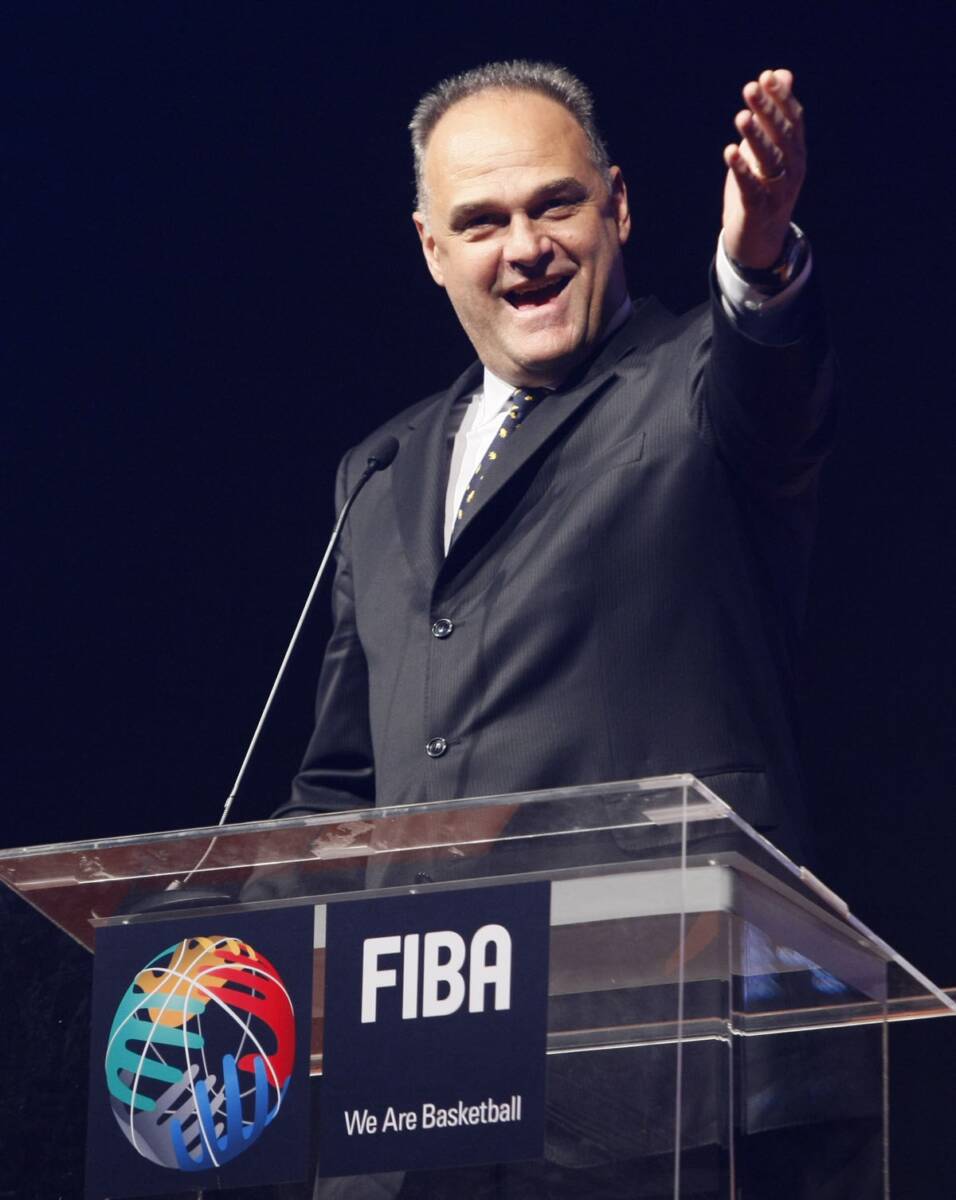 Oskar Šmit drži govor u FIBA