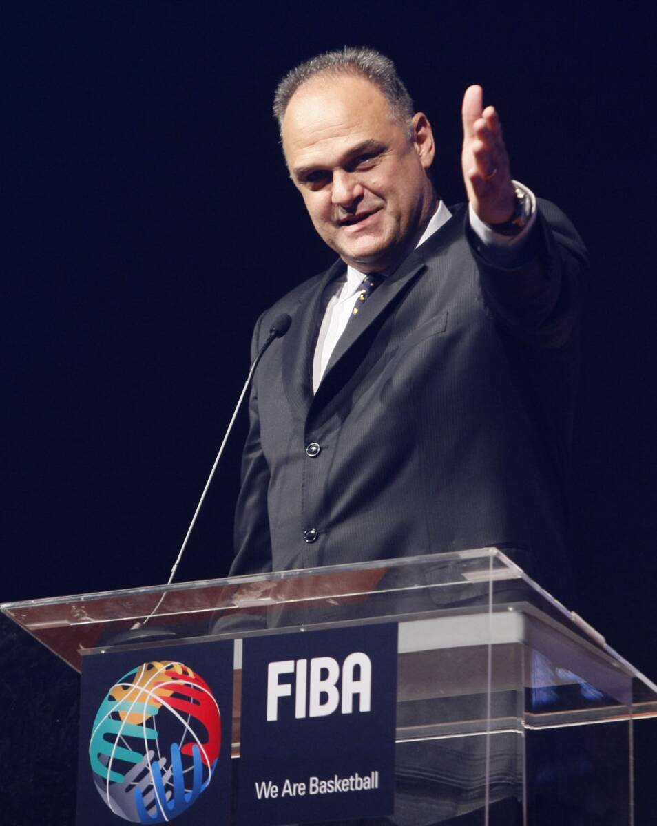 Oskar Šmit drži govor u FIBA