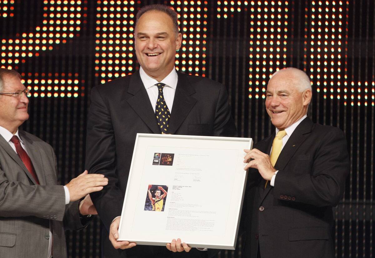 Oskar Šmit prima nagradu