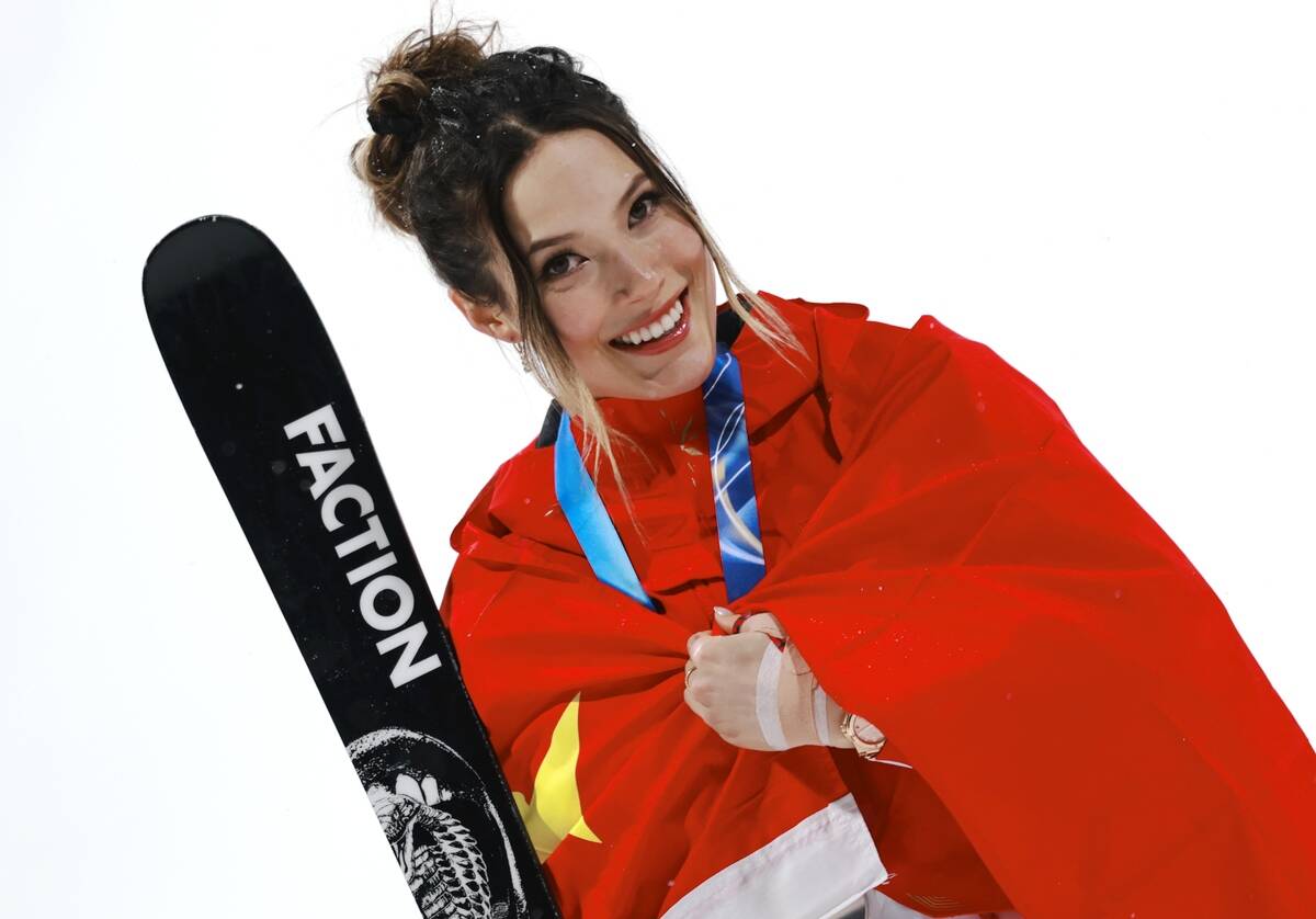 Ejlin Gu pozira sa medaljom na ZOI