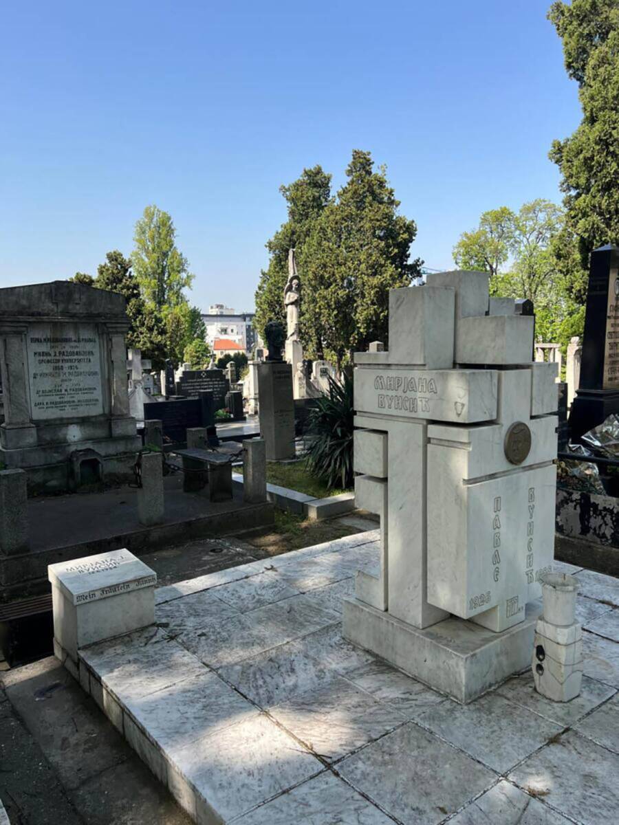 porodična grobnica Pavla Vuisića (2).jpg