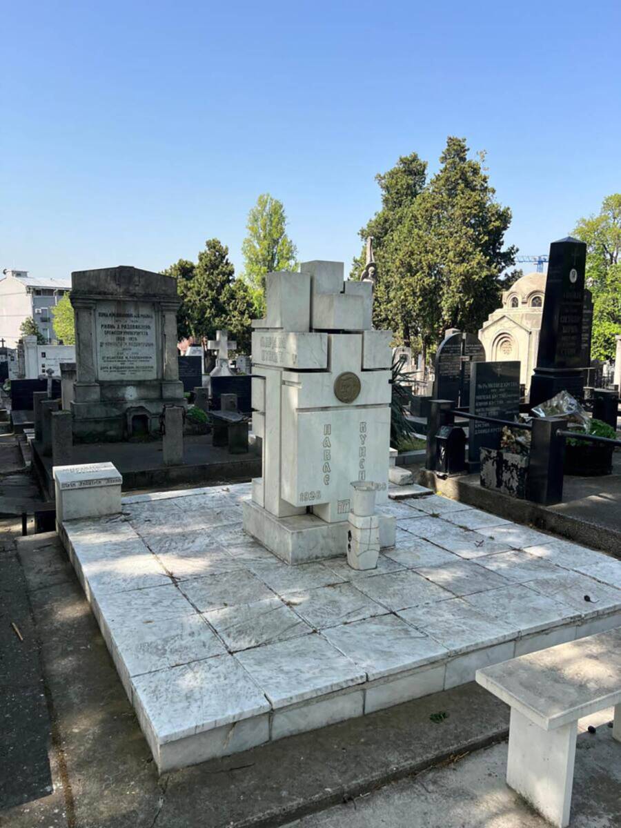 porodična grobnica Pavla Vuisića (4).jpg