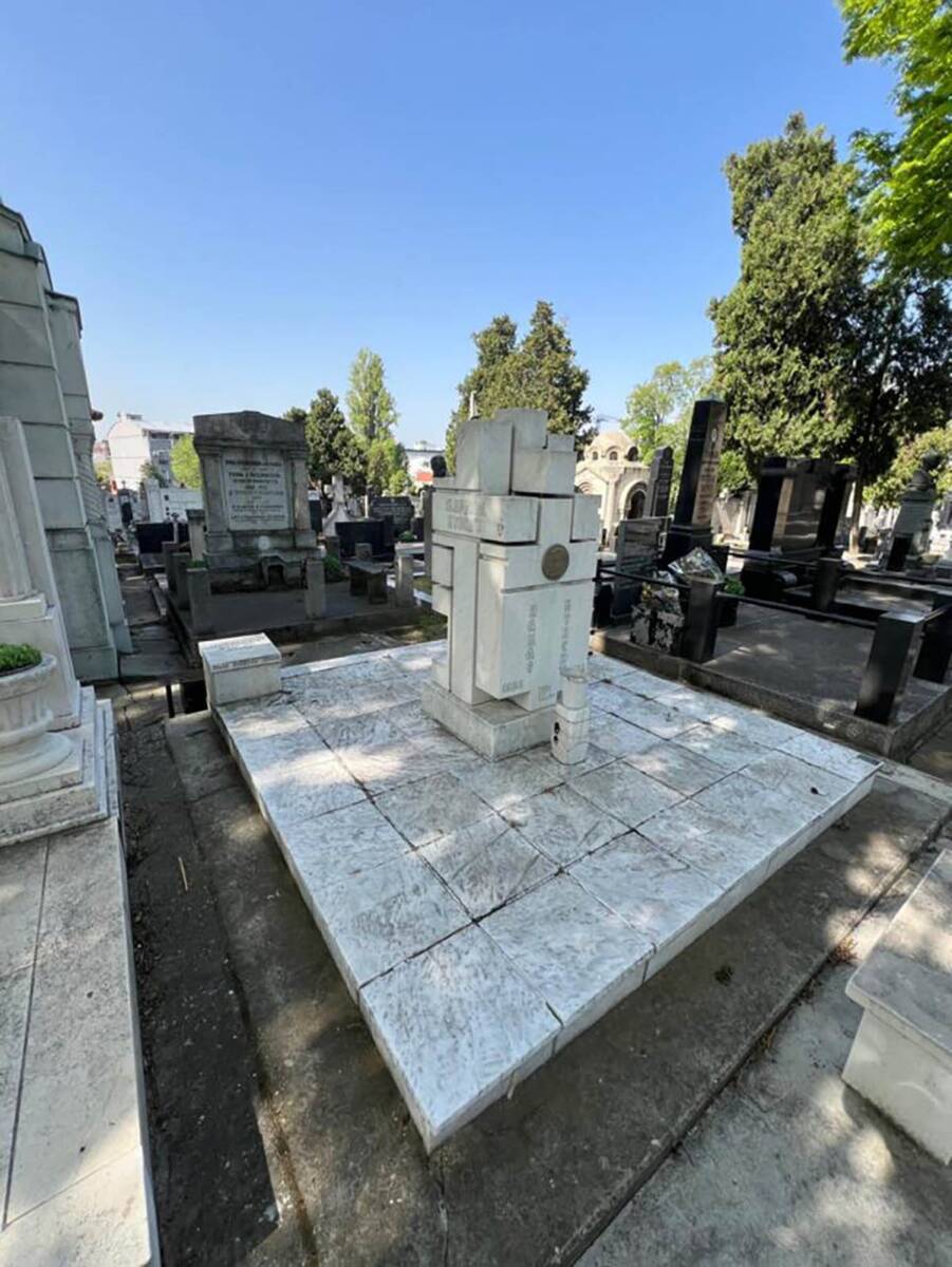 porodična grobnica Pavla Vuisića (1).jpg