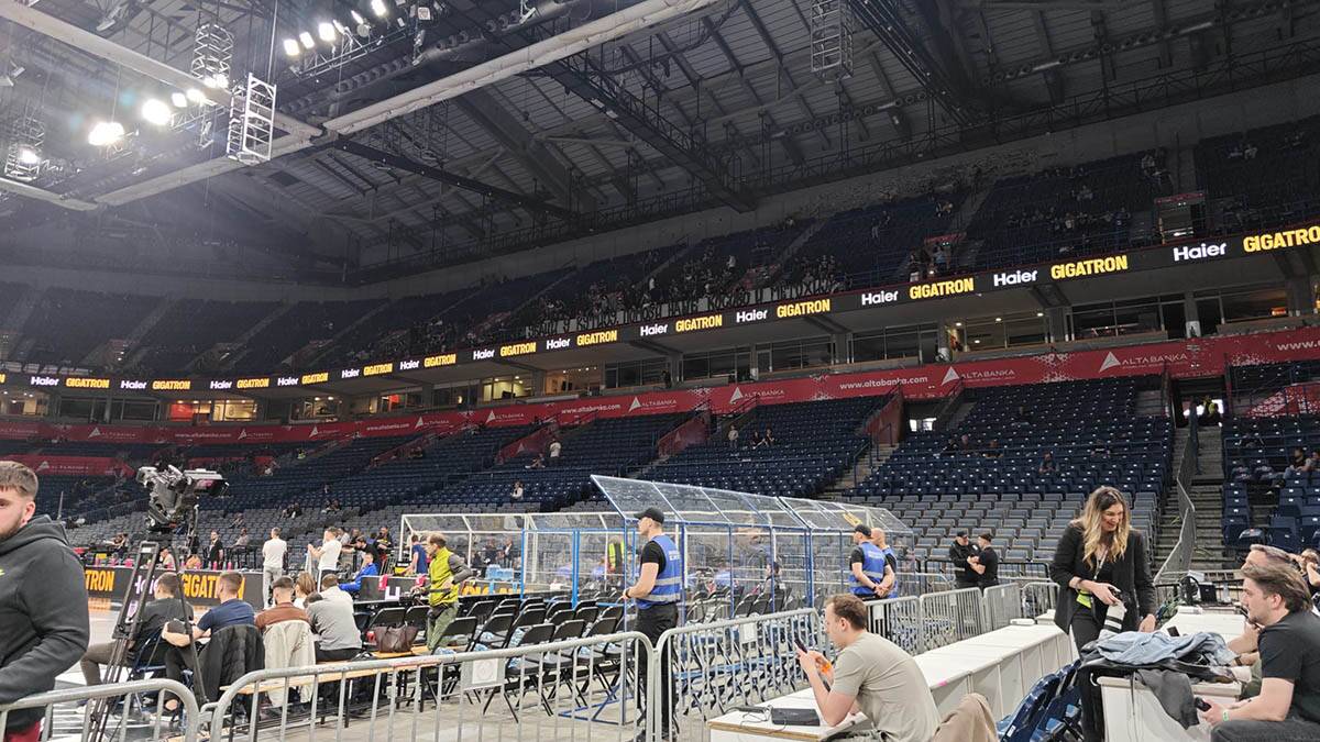 Arena prazna sat vremena pred meč Partizan - Crvena zvezda 3.jpg