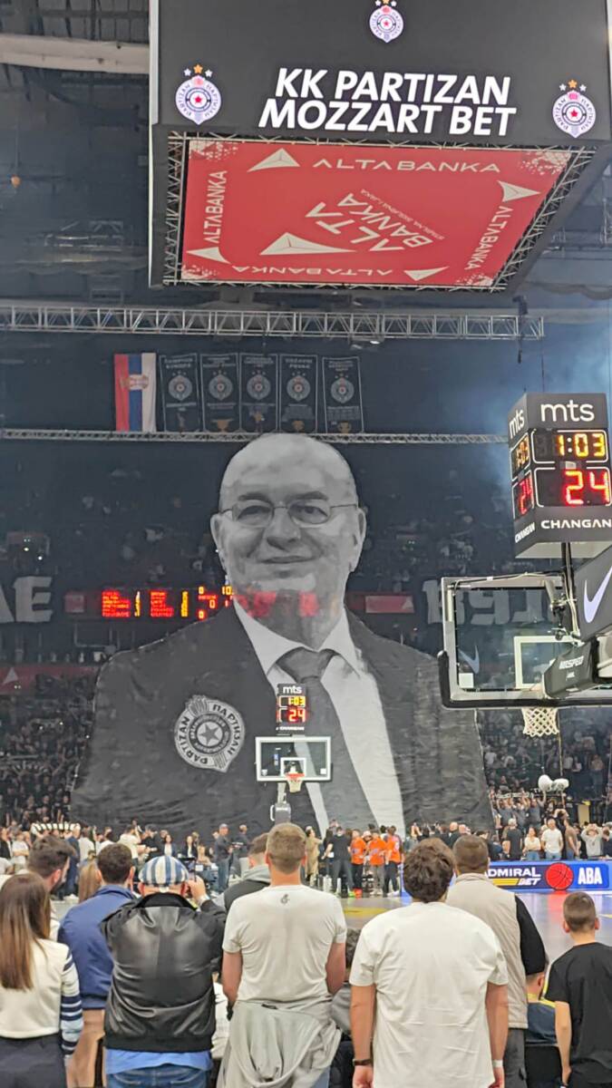 Koreografija navijača Partizana posvećena Dušku Vujoševiću