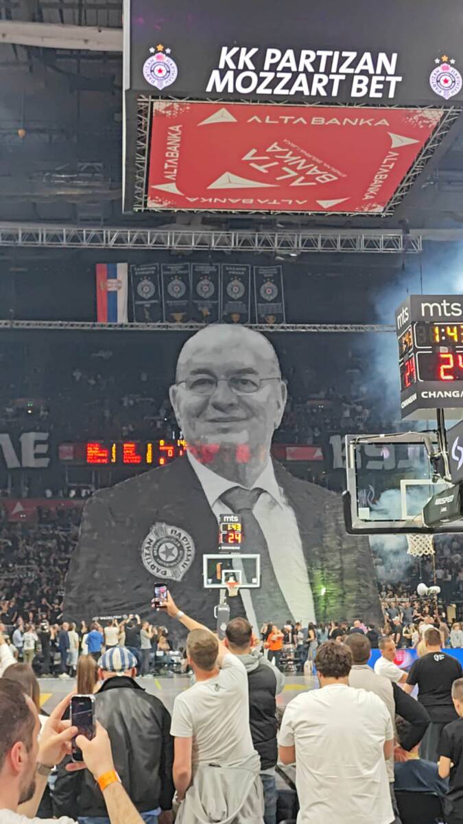 Koreografija navijača Partizana posvećen Dušku Vujoševiću