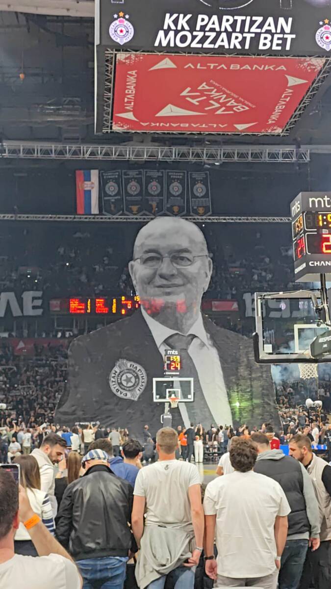 Koreografija navijača Partizana posvećena Dušku Vujoševiću