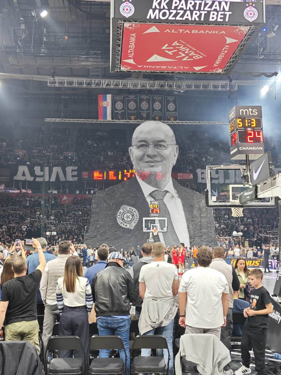 Koreografija navijača Partizana posvećen Dušku Vujoševiću