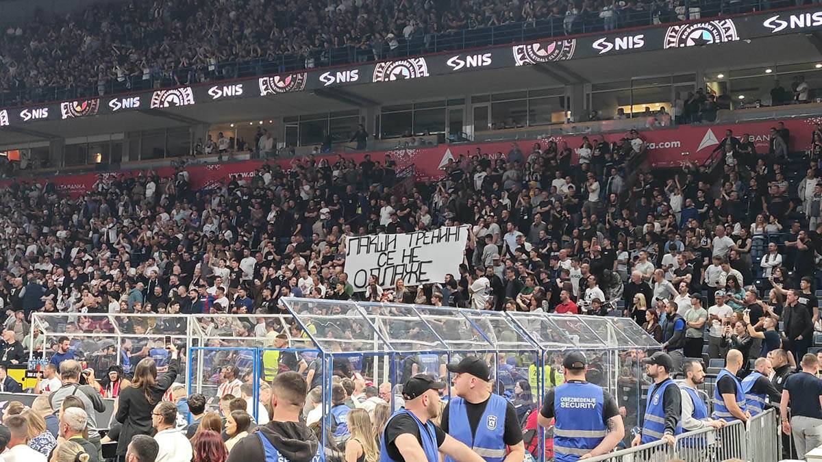 Transparent navijača Partizana (2).jpg