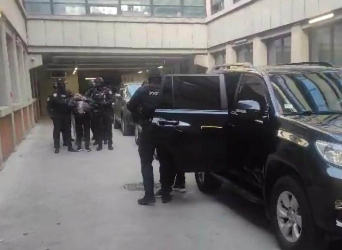 Privođenje osumnjičenih na saslušanje u VJT u Beogradu 7.jpg