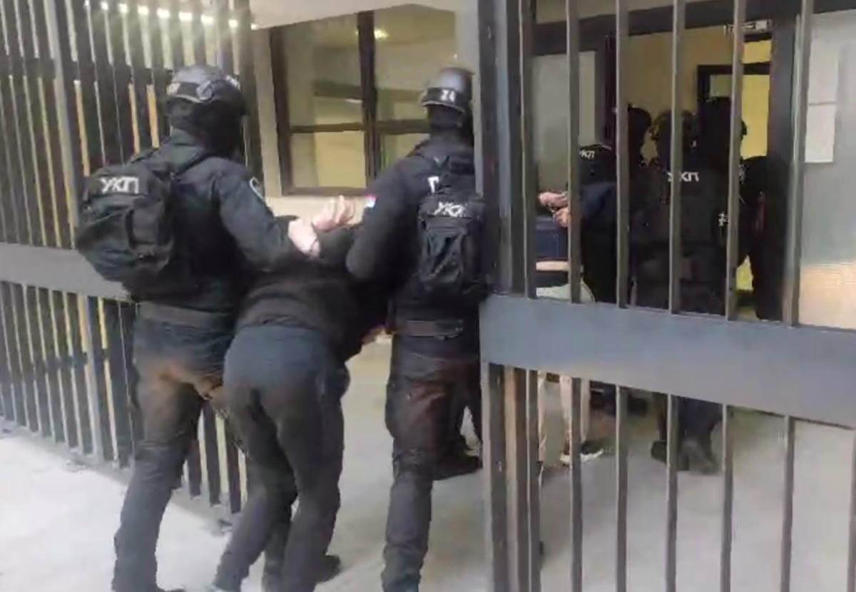 Privođenje osumnjičenih na saslušanje u VJT u Beogradu 5.jpg