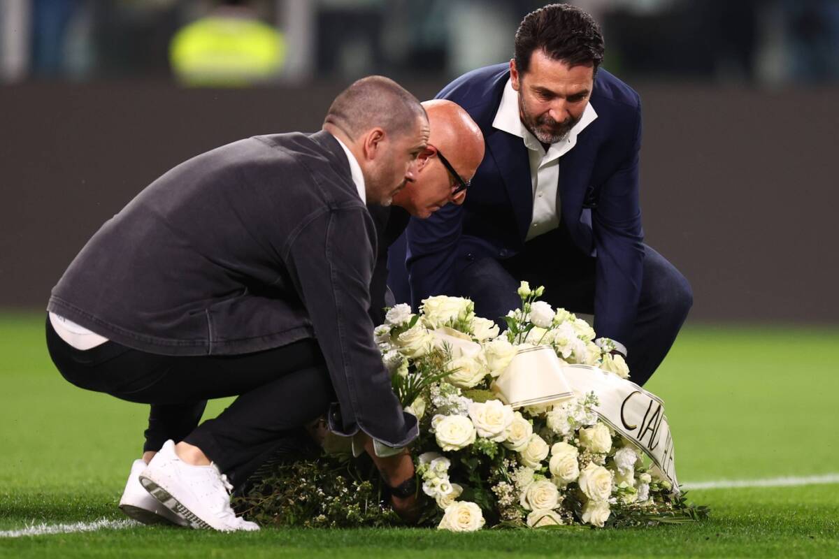 Bivši igrači Juventusa postavljaju cveće za Aleksa Maningera