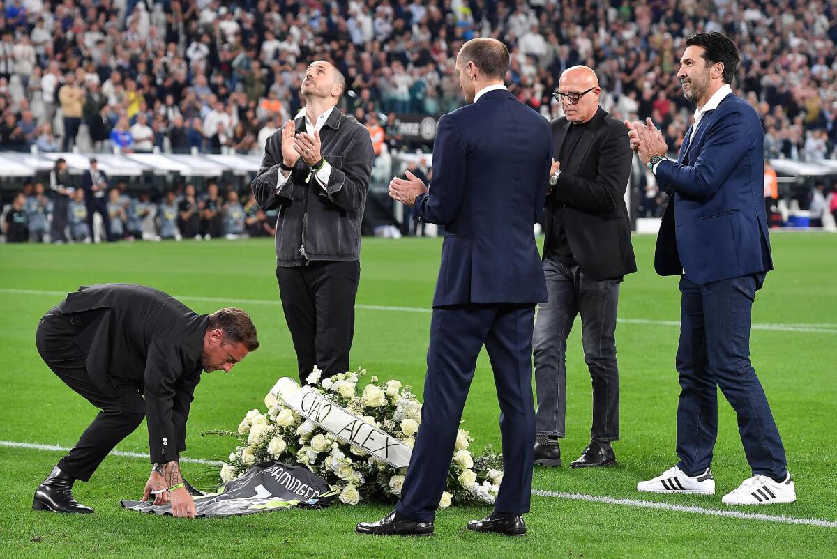 Bivši igrači Juventusa Bufon, Bonući, Kjelini i Markizio polažu venac za pokojnog saigrača Aleksa Maningera