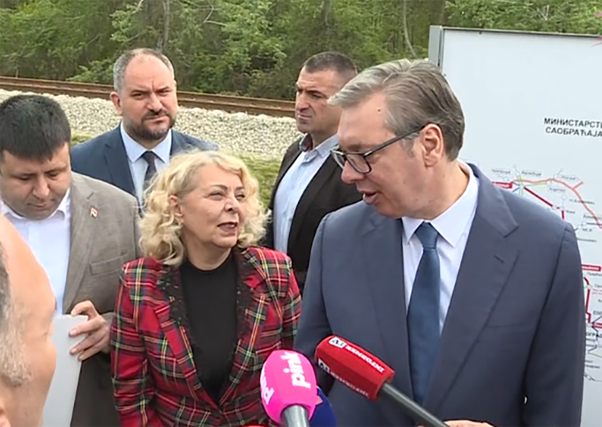 Vučić u Tomaševcu, otvaranje novog železničkog mosta (7).png