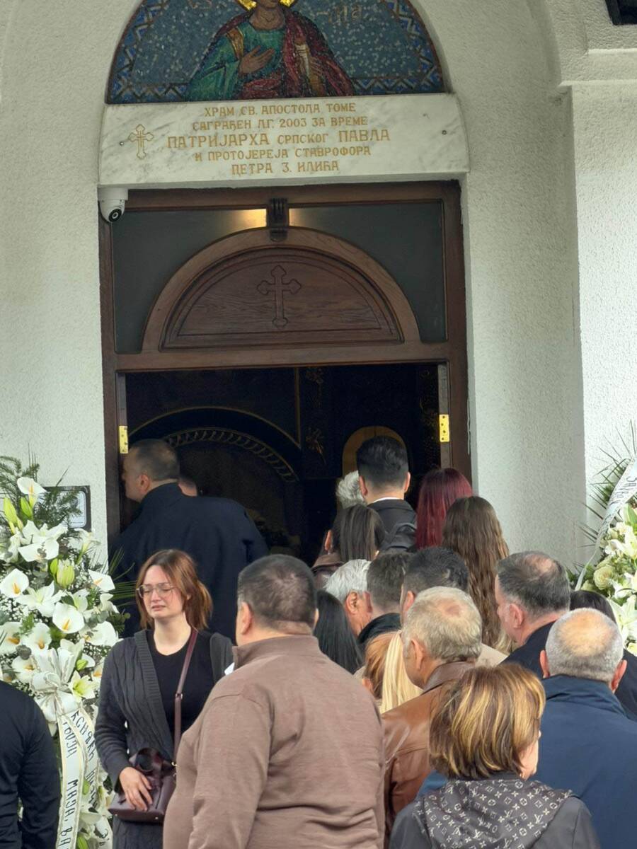 Ogroman broj ljudi ceka da izjavi saucesce porodici Sase Katancica (2).jpg