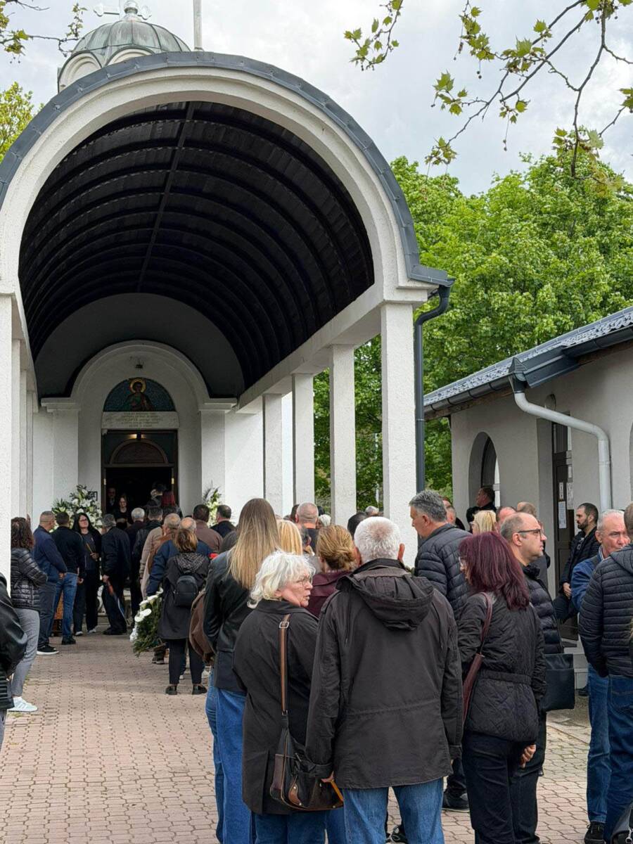 Ogroman broj ljudi ceka da izjavi saucesce porodici Sase Katancica (1).jpg