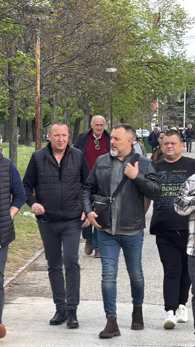 Brat Rade Manojlovic stigao na sahranu Sase Katancica Nenad jedan od retkih kolega koji se pojavio (3).jpg