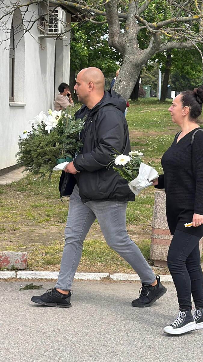 Pevac Misel Gvozdenovic stigao na sahranu Sase Katancica (3).jpg