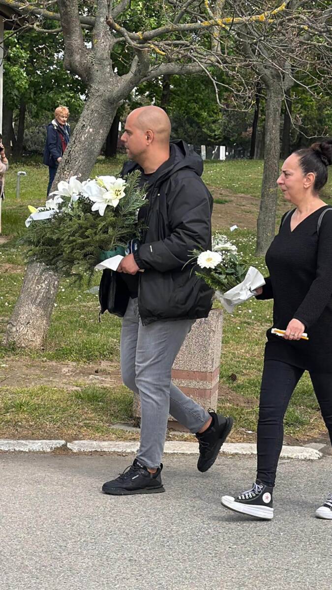 Pevac Misel Gvozdenovic stigao na sahranu Sase Katancica (1).jpg