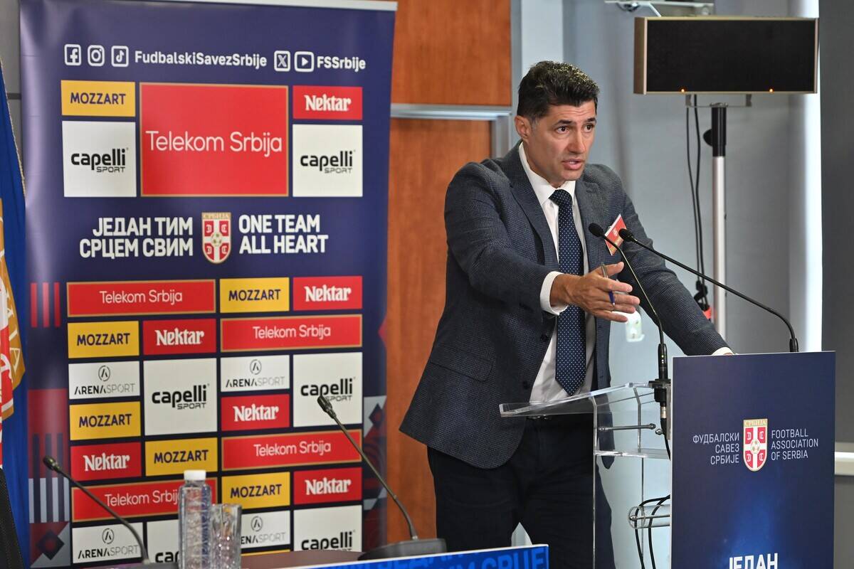 Mirko Poledica drži govor na sednici Skupštine FSS