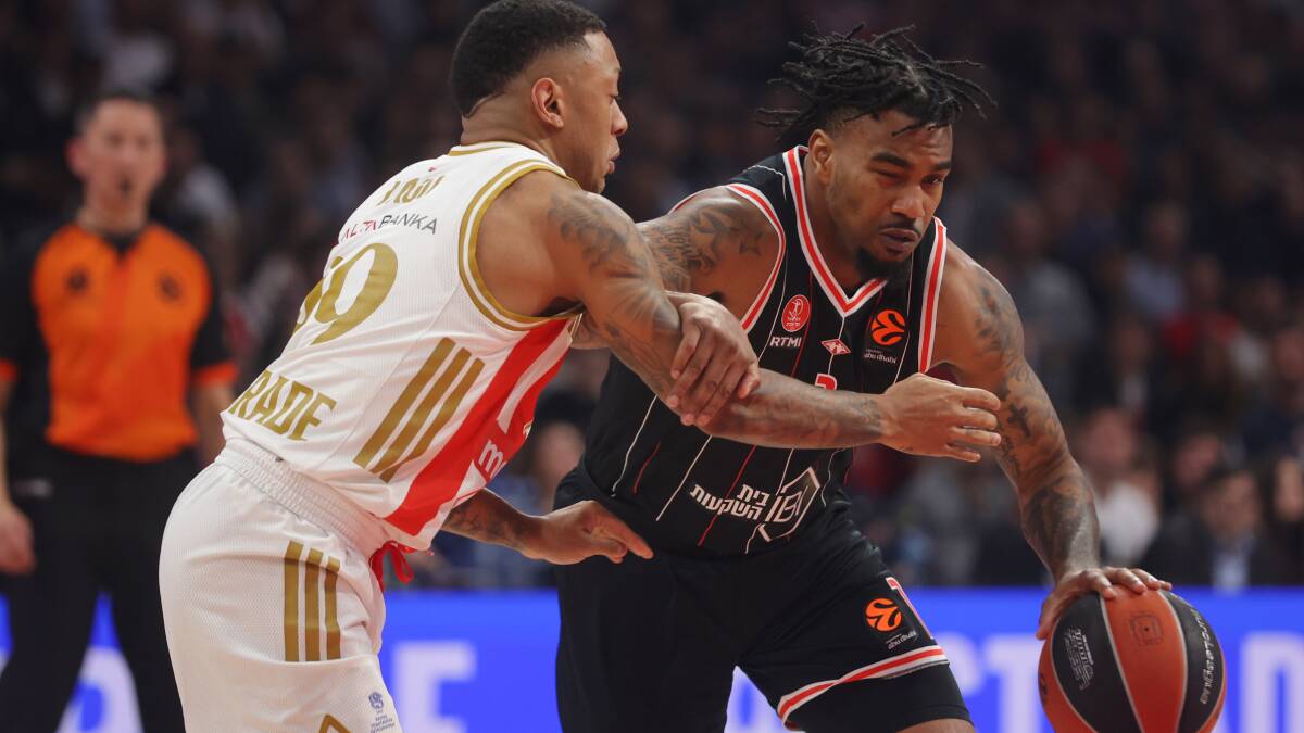 Kris Džouns u duelu protiv Zvezde u dresu Hapoel Tel Aviva