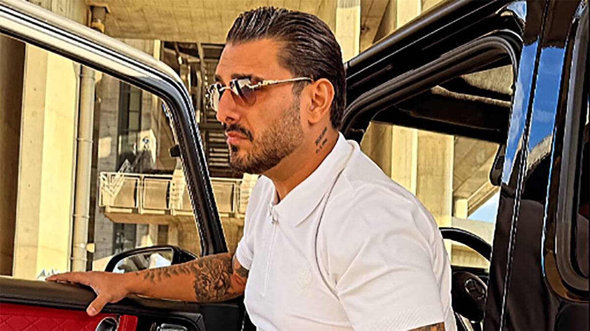 Darko Lazić izlazi iz automobila sa naočarima u beloj majici