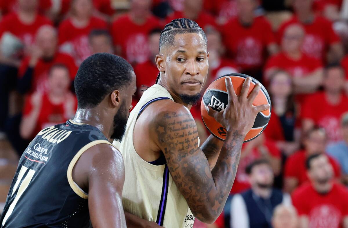 Vil Klajburn vodi loptu na utakmici Monako Barselonana utakmici Monako Barselona