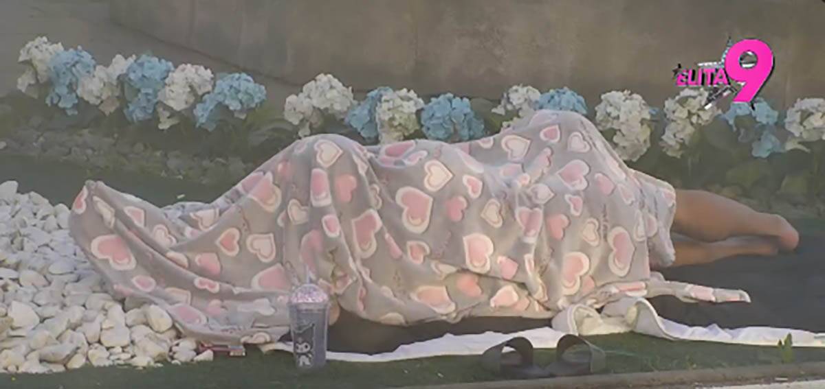 Maja i Asmin na travi (1).jpg