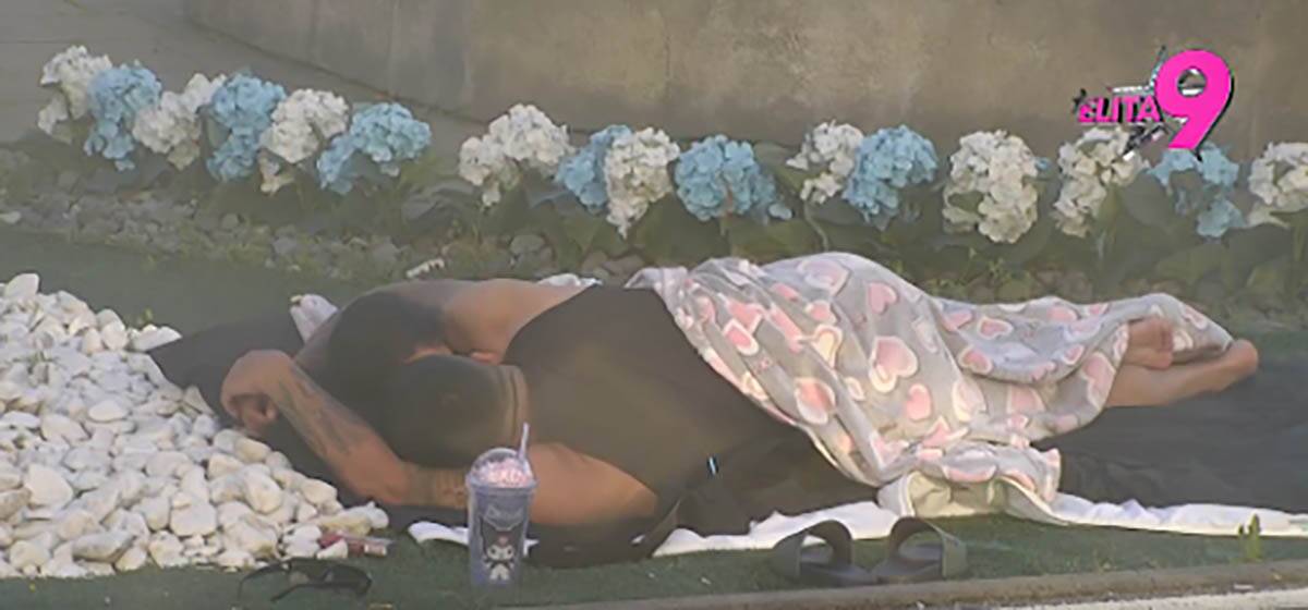 Maja i Asmin na travi (2).jpg