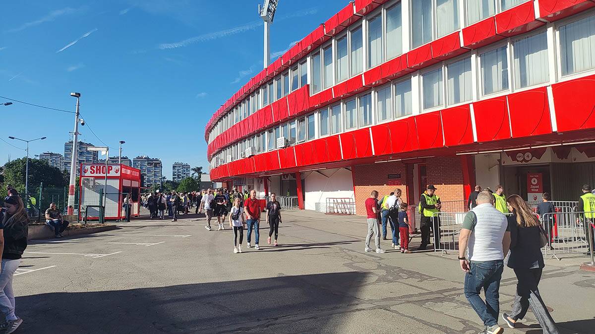 Zvezda - Partizan ispred stadiona (2).jpg