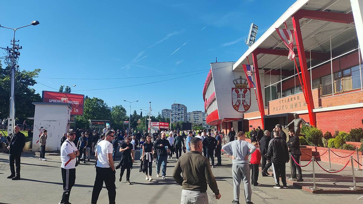 Zvezda - Partizan ispred stadiona (3).jpg